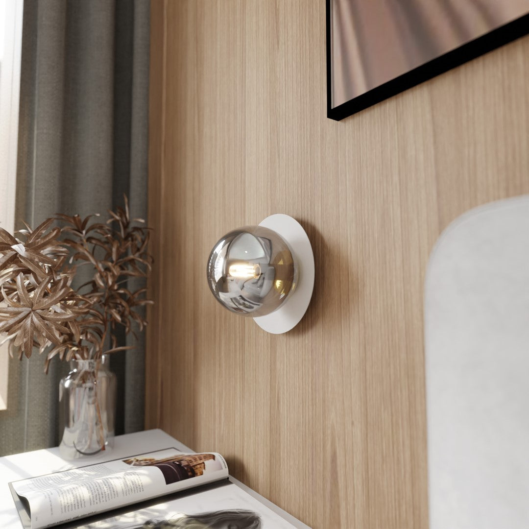 Gros plan du globe lumineux fixé sur un mur en lambris bois clair