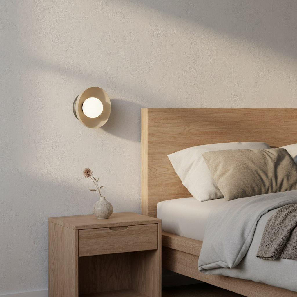 Scène de chevet avec l'applique allumée au-dessus d'une table de nuit
