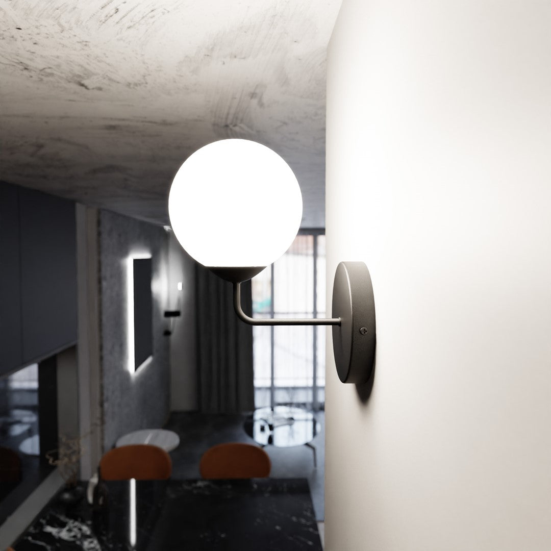 Gros plan sur la sphère lumineuse allumée et la platine de fixation murale.
