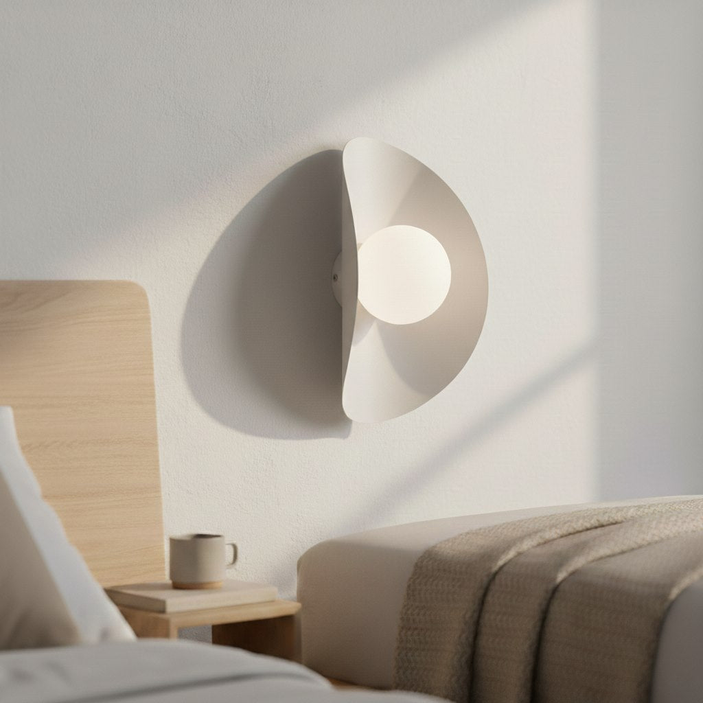 Ambiance chambre à coucher, applique murale blanche allumée près du lit
