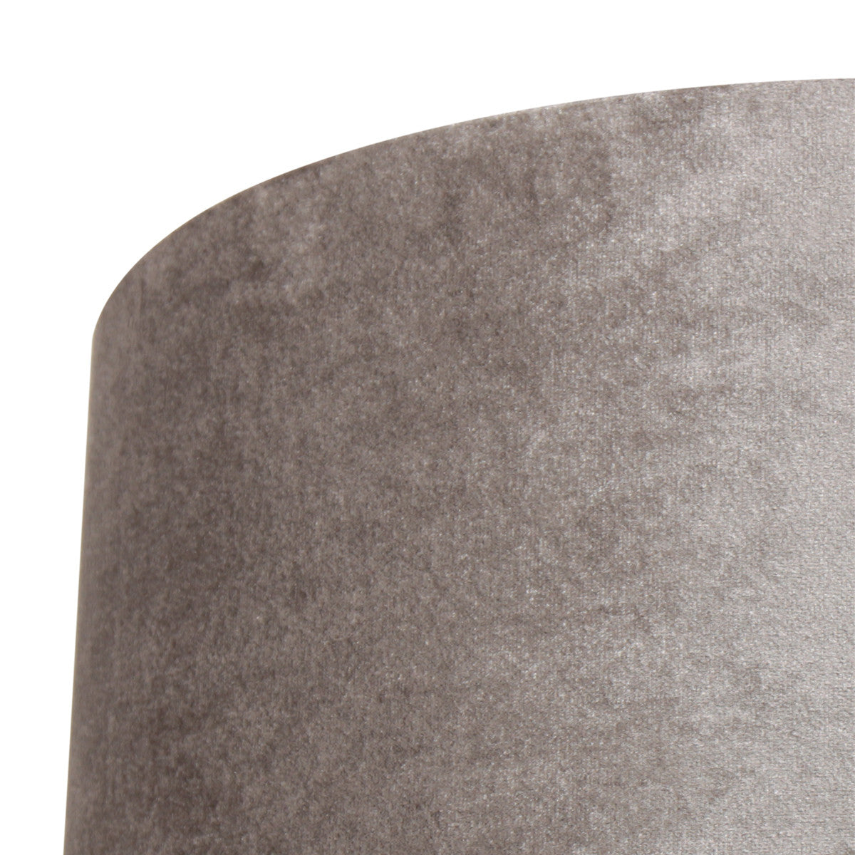 Gros plan sur la texture veloutée et la couture verticale de l'abat-jour