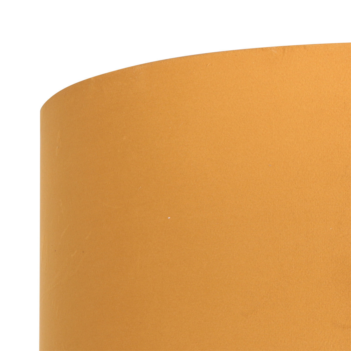 Détail rapproché de la texture velours doré de l'abat-jour