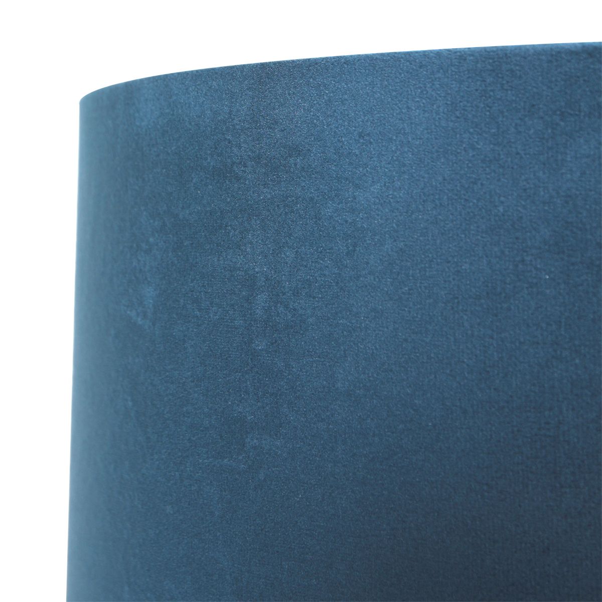 Gros plan sur la texture velours du tissu bleu et ses reflets nuancés