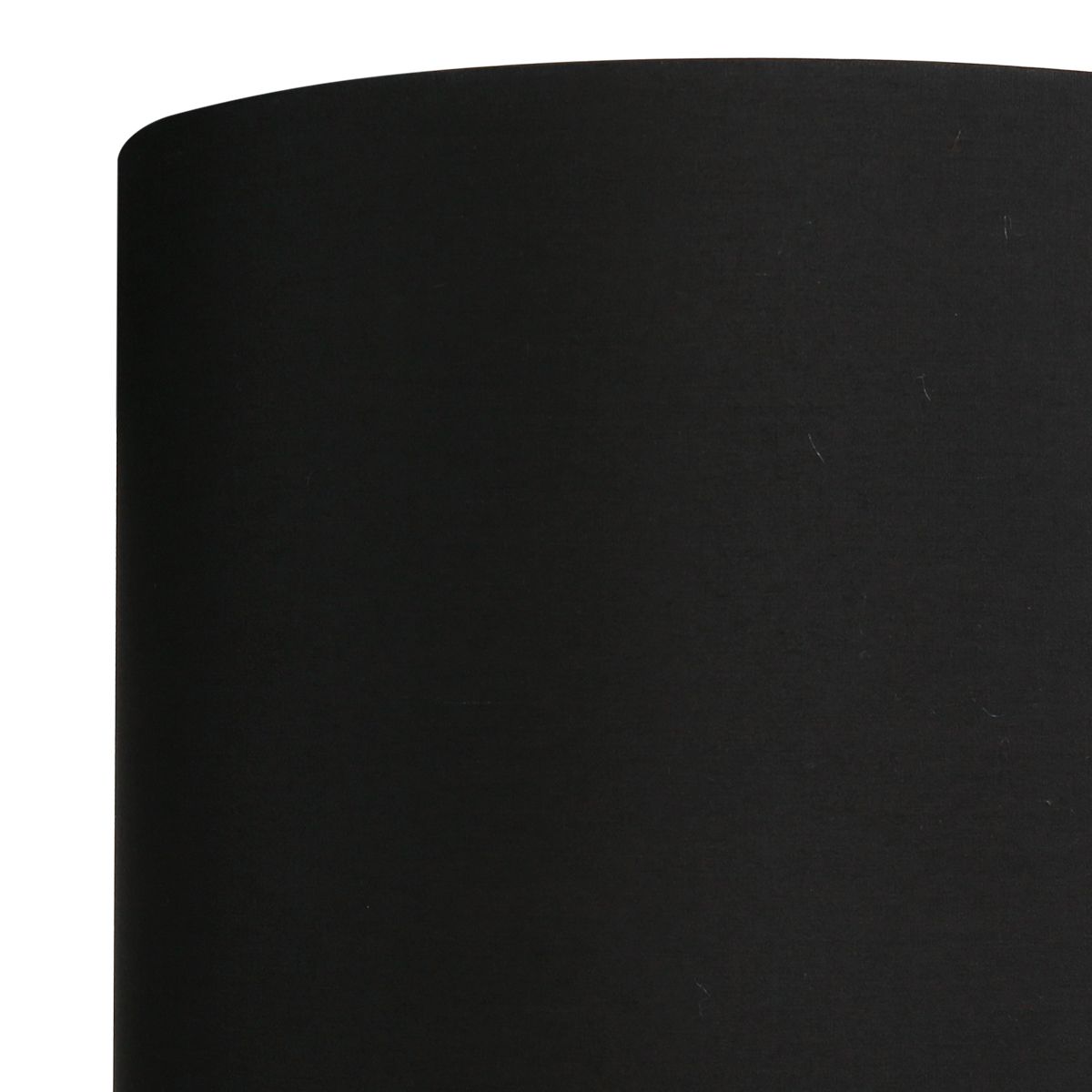 Gros plan sur le bord supérieur noir et la texture mate de l'abat-jour.