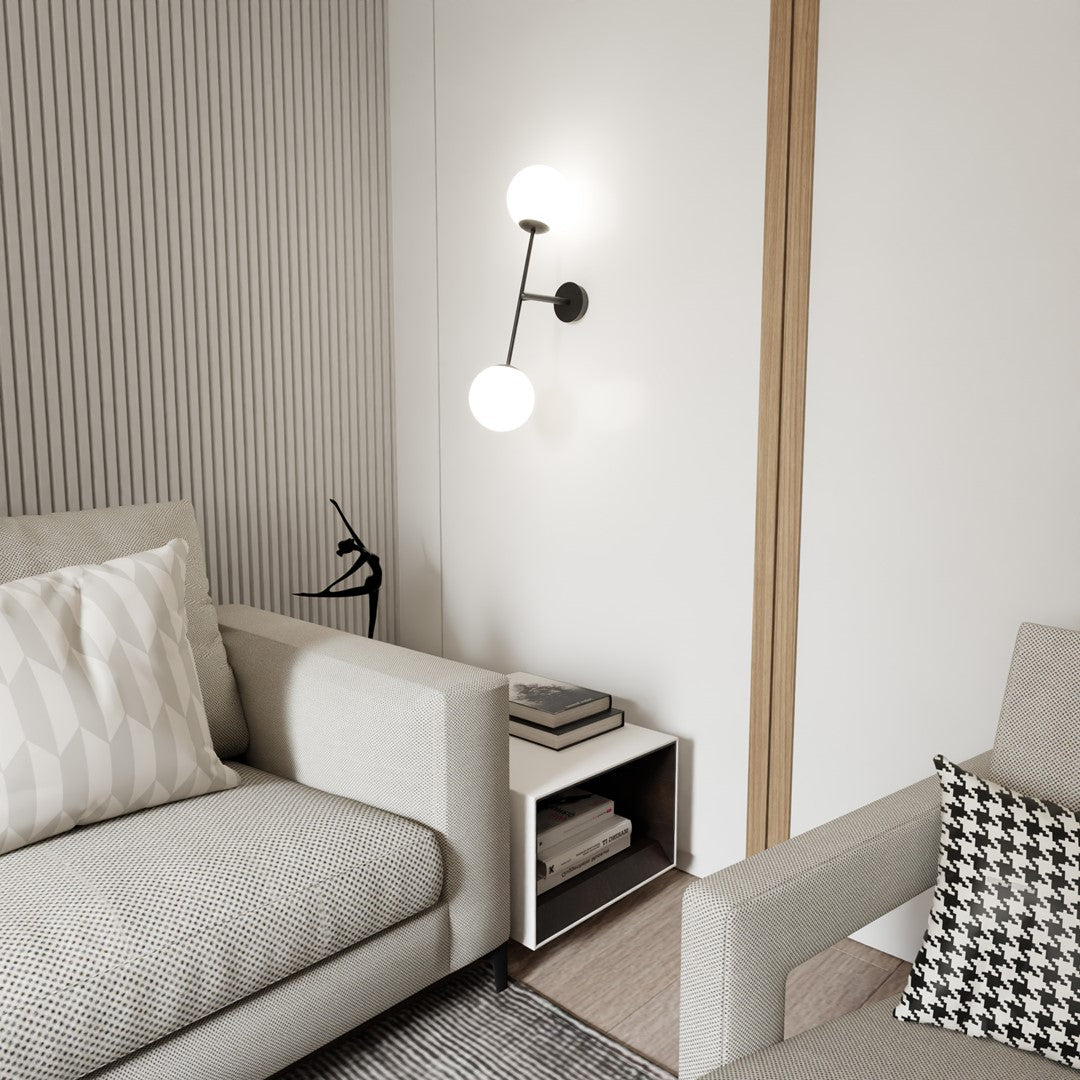 Ambiance salon moderne, canapé beige et coussin pied-de-poule sous l'applique