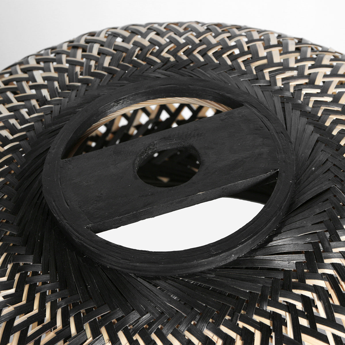 Détail de la platine de fixation noire, anneau et passage central pour câble.