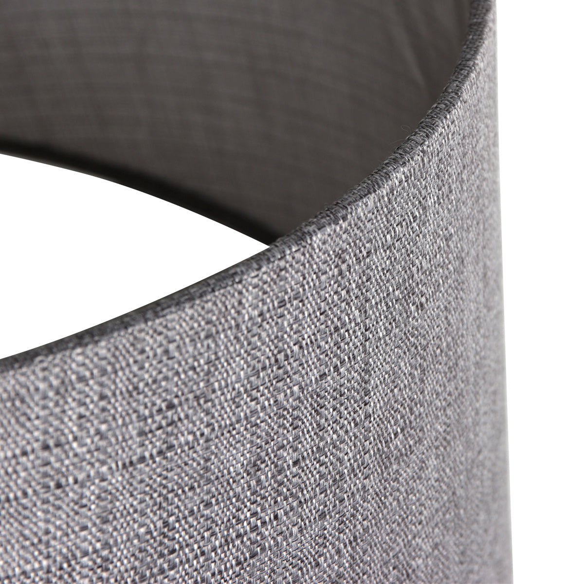 Détail macro de la trame du tissu de lin gris et de l'ourlet cousu