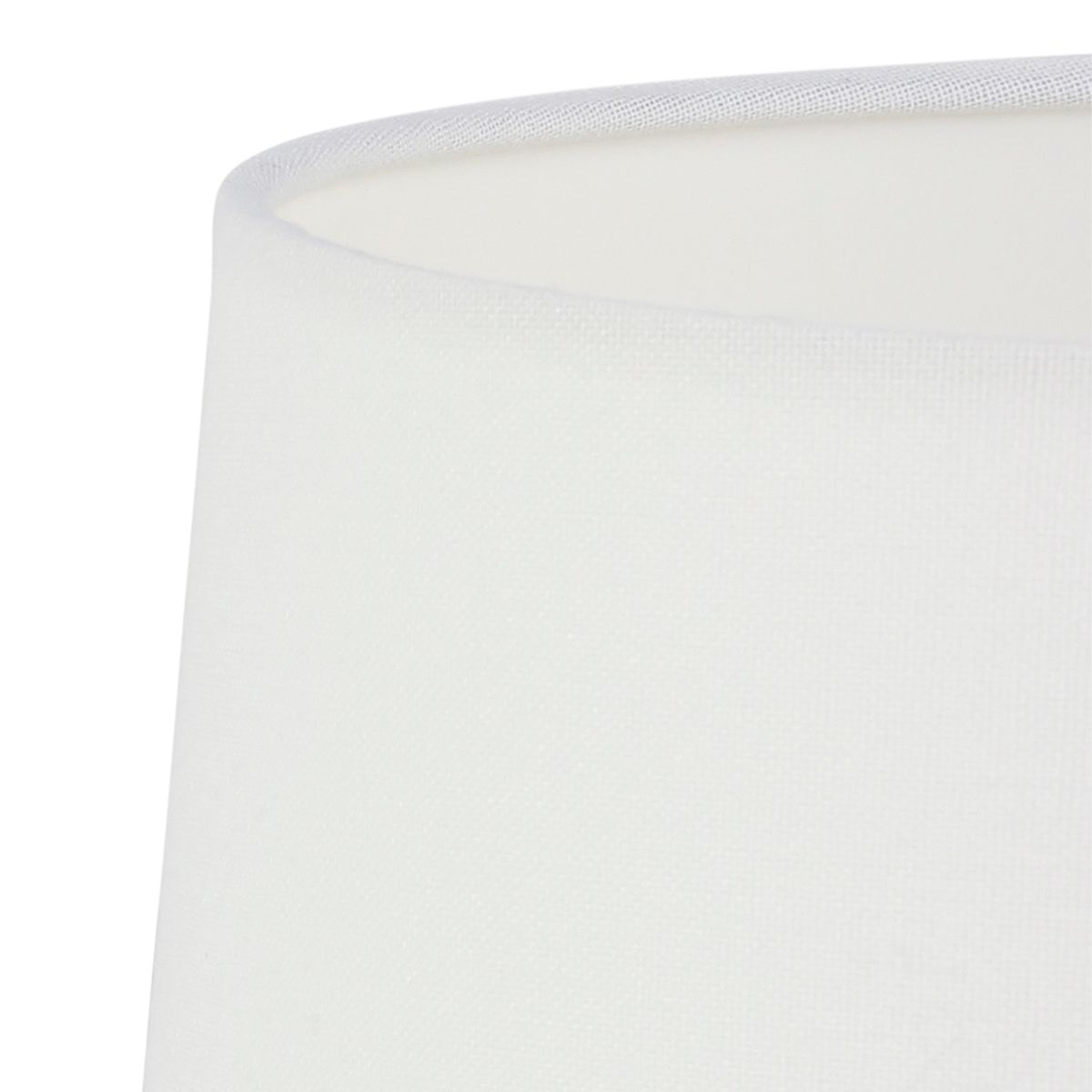 Gros plan sur le bord supérieur ourlé et la couture du tissu tendu