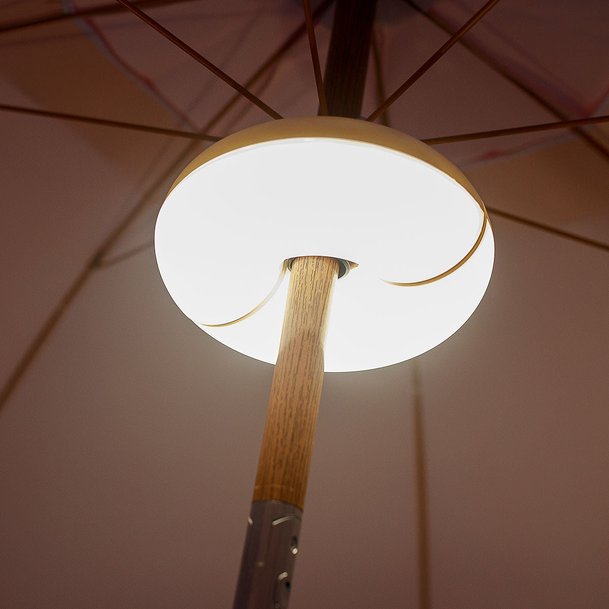 Détail rapproché de la lampe allumée et de son ouverture en croissant