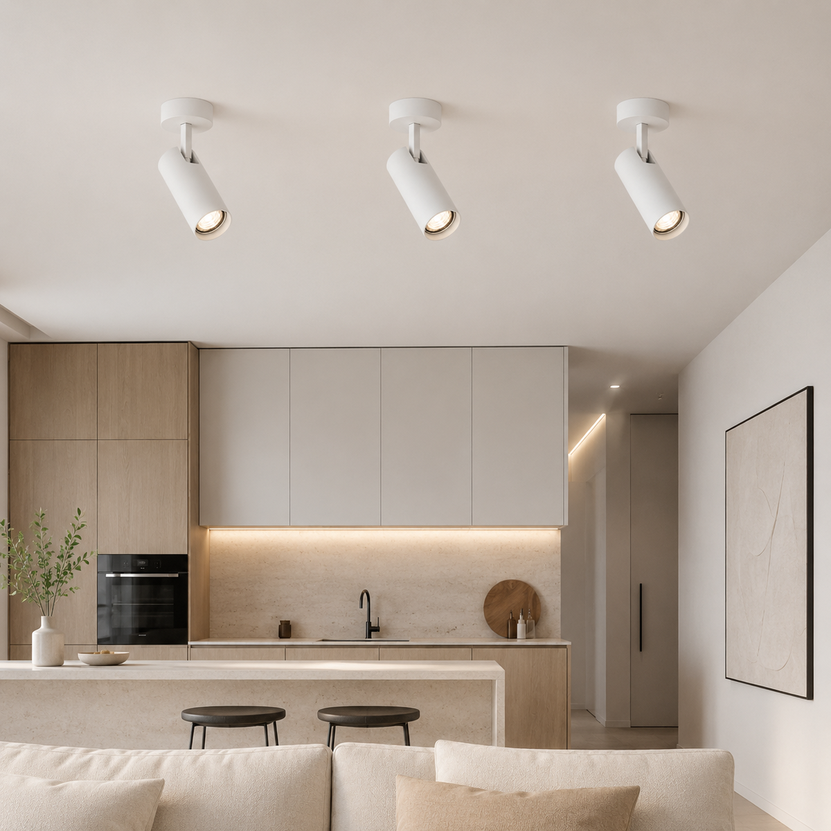 Mise en ambiance cuisine moderne avec trois spots blancs fixés au plafond.