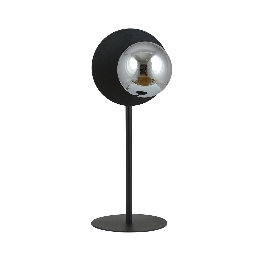 Même lampe vue de trois quarts, reflet de la pièce dans la sphère de verre