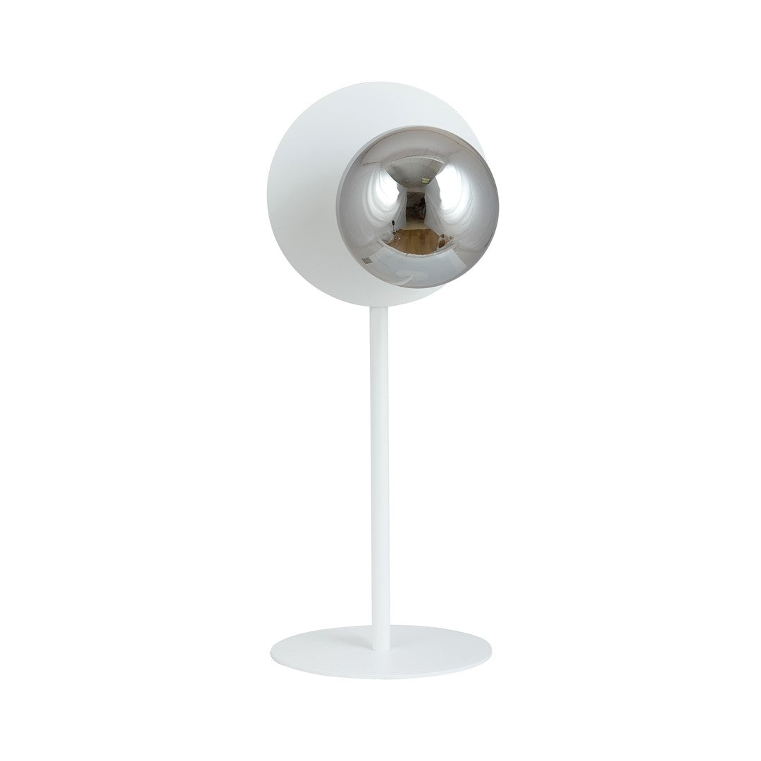 Vue de trois quarts du luminaire, détail du globe argenté et de la coupelle blanche