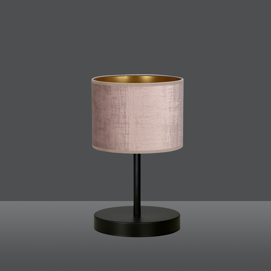 Lampe posée sur fond gris anthracite, abat-jour rose et socle rond noir, vue d'ensemble.