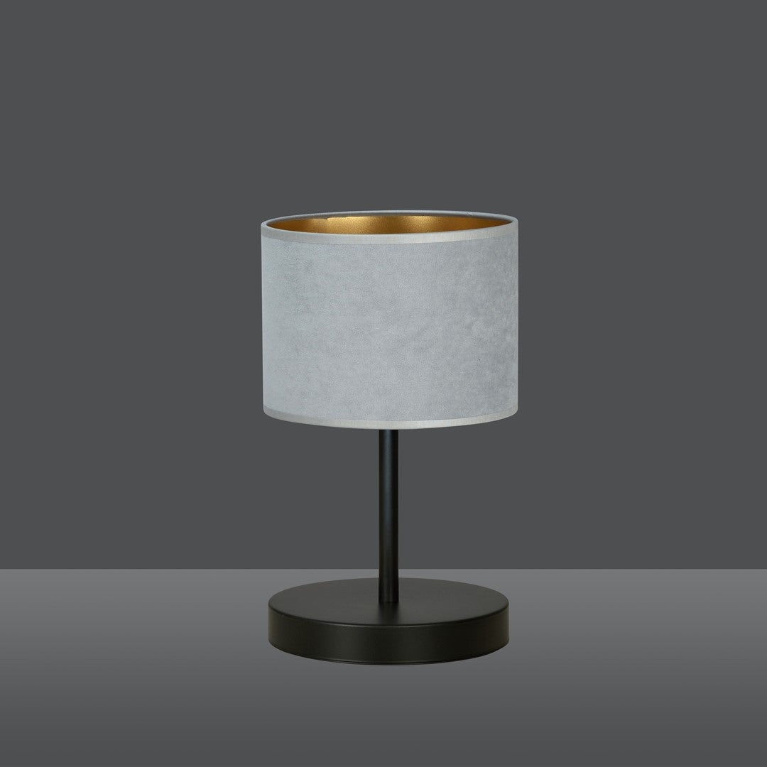 Lampe seule sur fond gris anthracite, vue de trois quarts légèrement en hauteur