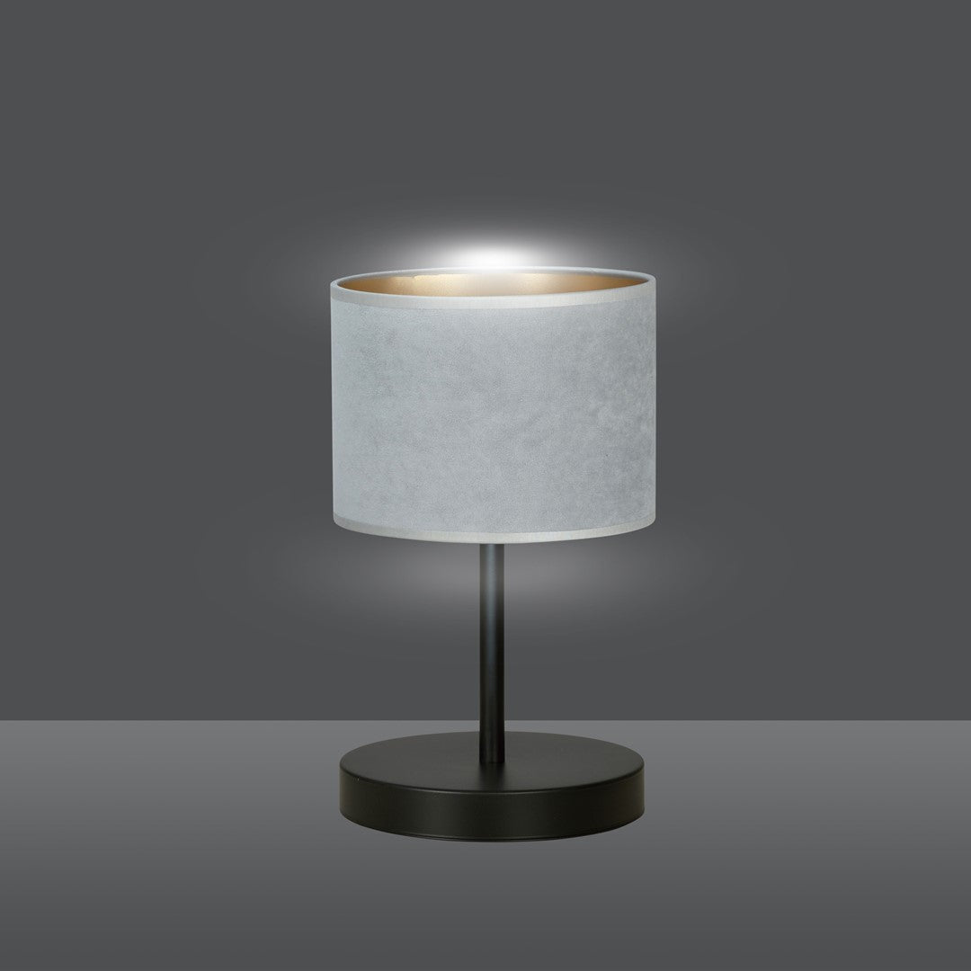 Lampe allumée projetant un halo lumineux au-dessus de l'abat-jour