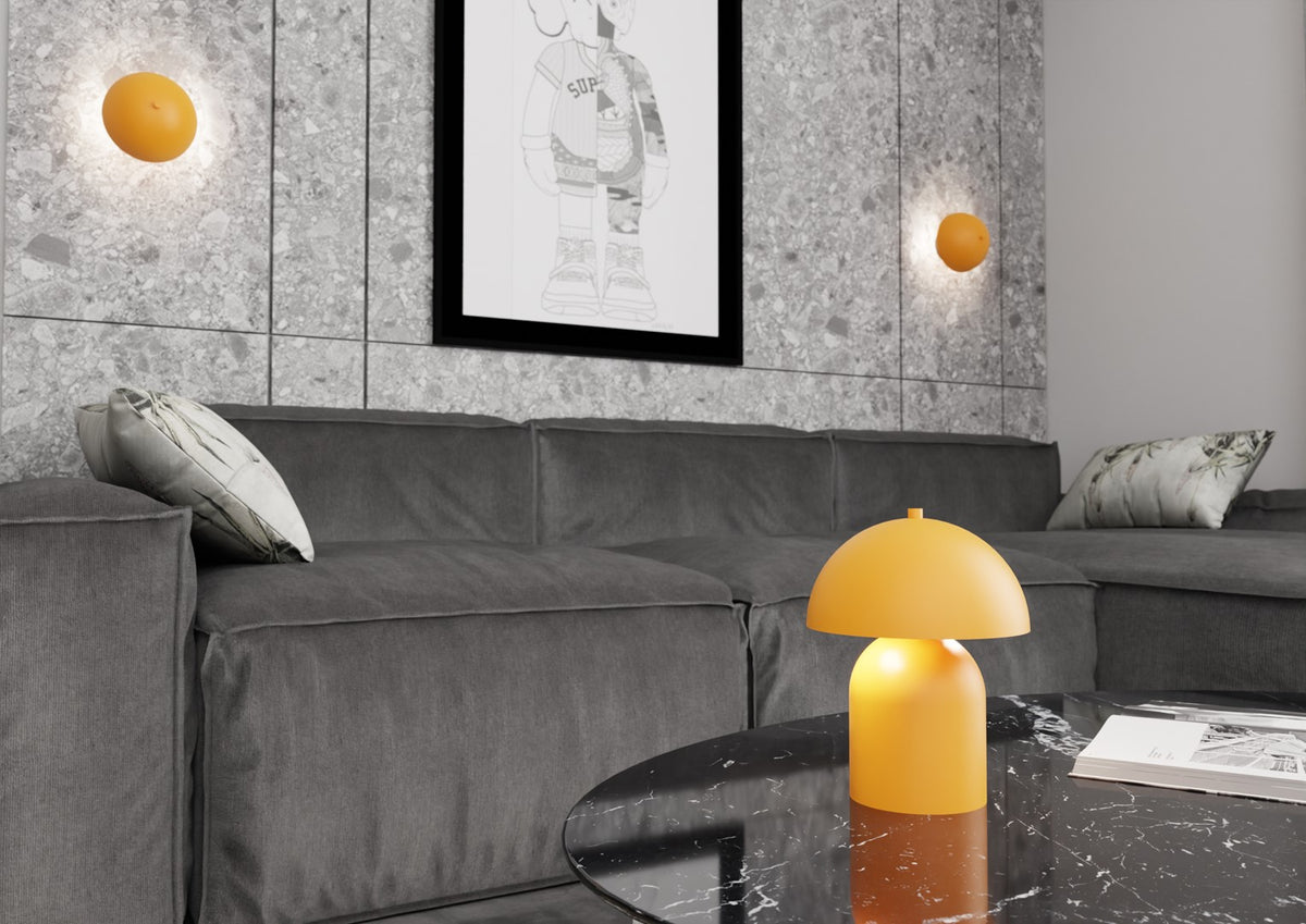 Mise en ambiance sur table basse en marbre, devant un canapé gris