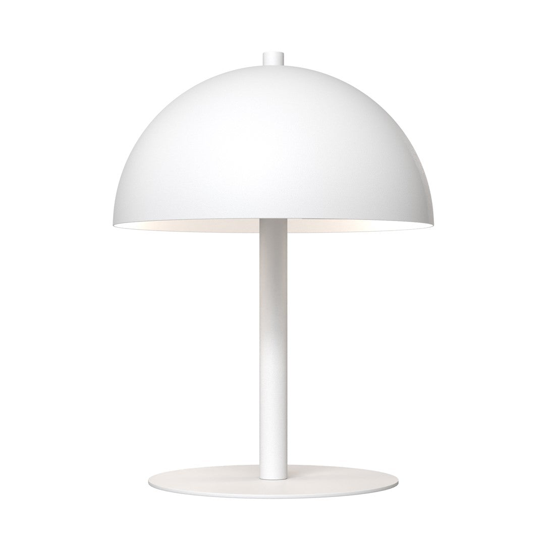 Détail de la lampe allumée, lumière chaude diffusée sous l'abat-jour dôme blanc