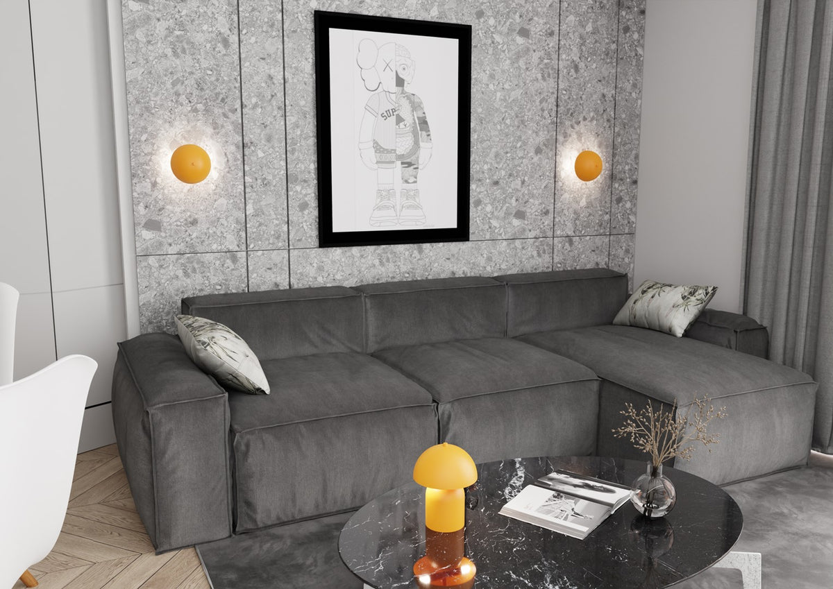 Scène de salon avec le luminaire orange posé sur table basse en marbre noir