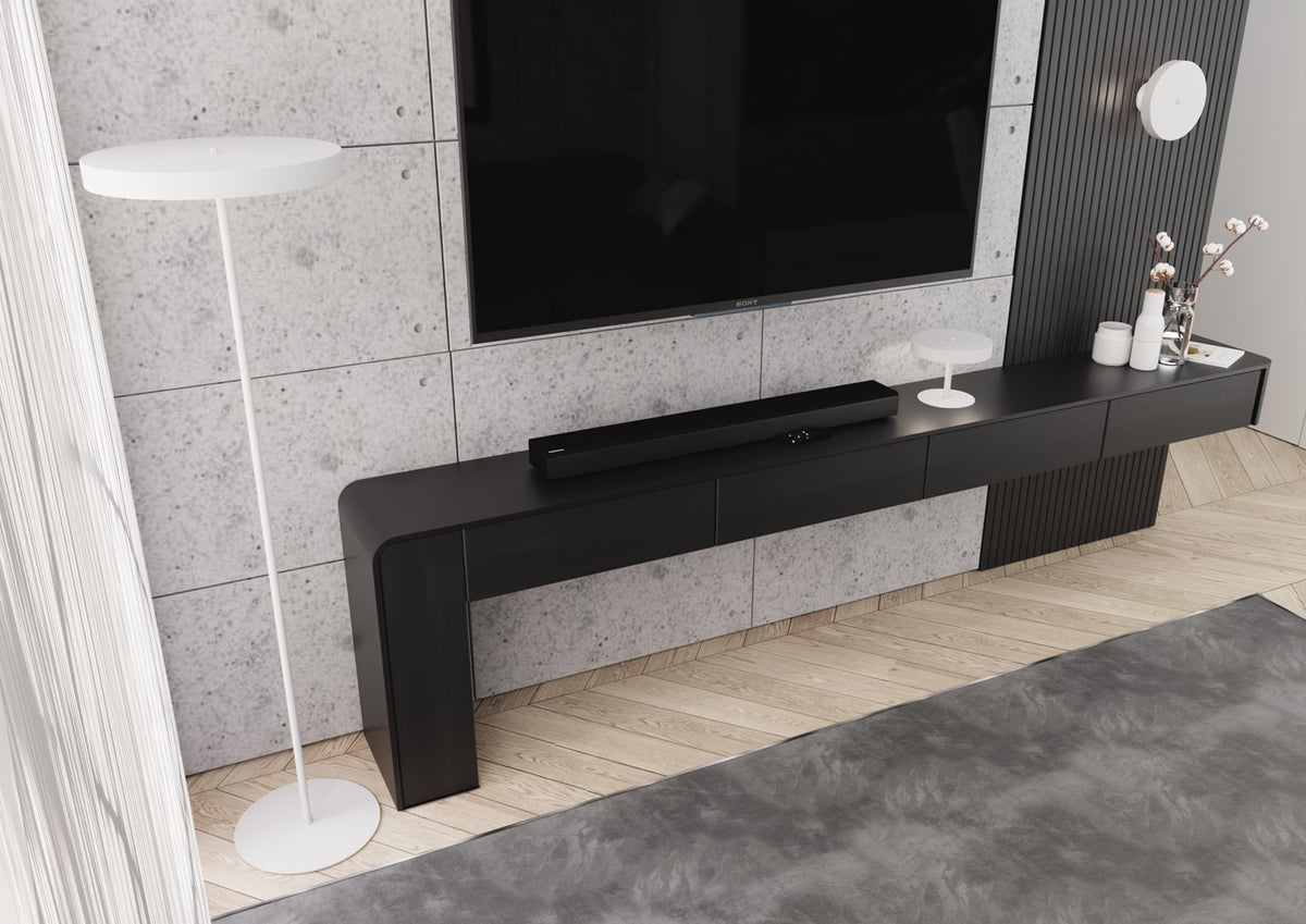 Mise en situation, petite lampe posée sur un meuble TV noir