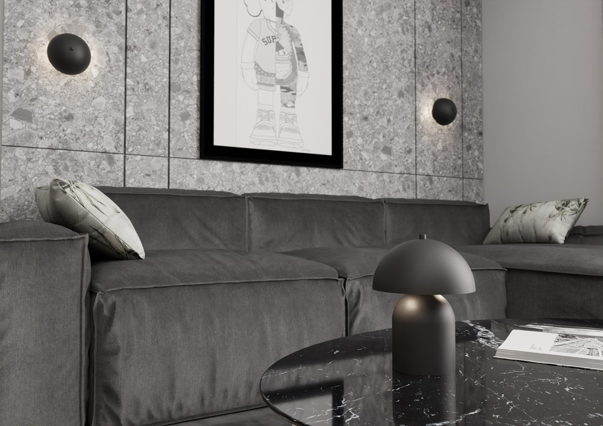Mise en ambiance salon : lampe éteinte posée sur table basse en marbre