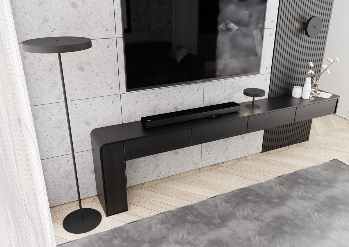 Mise en ambiance, lampe noire posée sur un meuble TV minimaliste