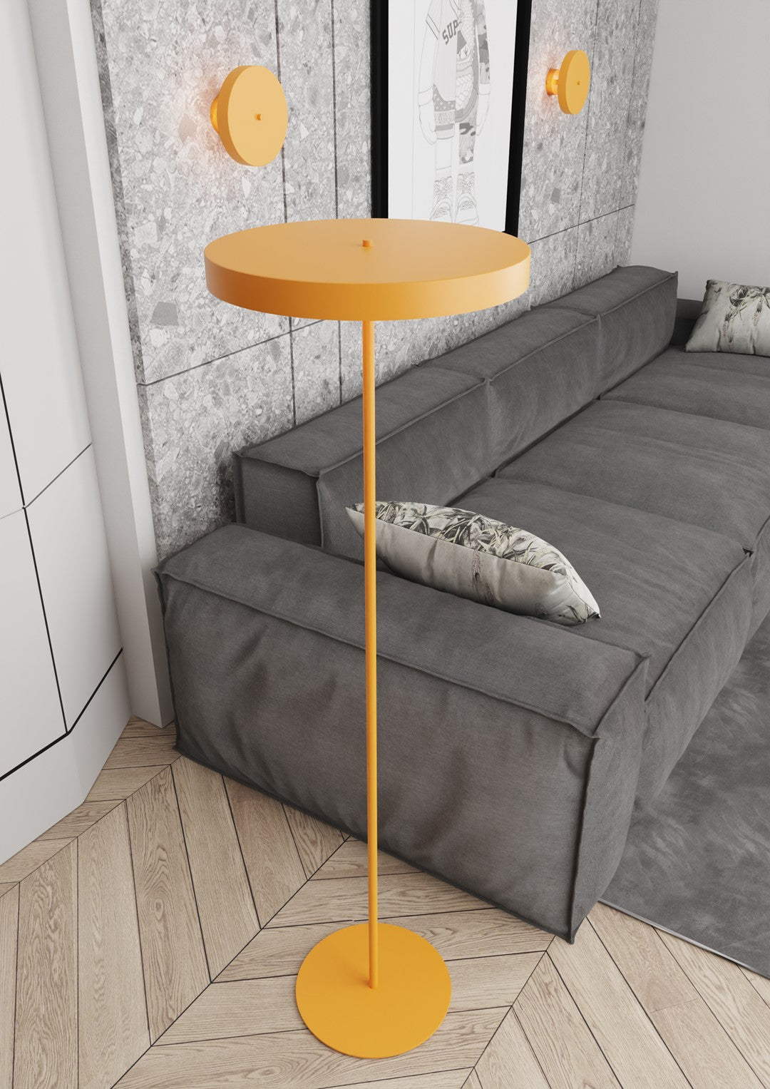 Lampe dorée dressée devant un canapé gris dans un intérieur contemporain