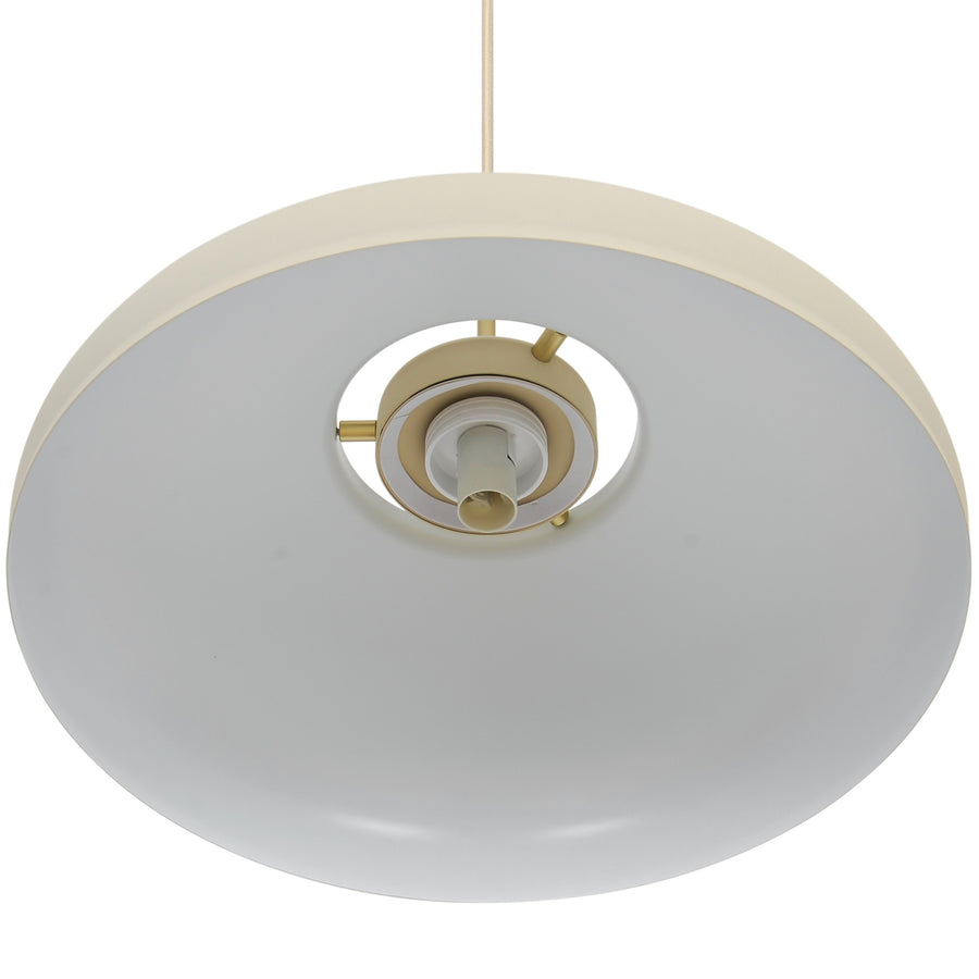Vue par-dessous de l’abat-jour beige, douille, ampoule et structure interne dorée.