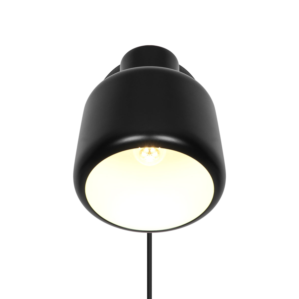 Vue de face du luminaire allumé montrant l'abat-jour arrondi