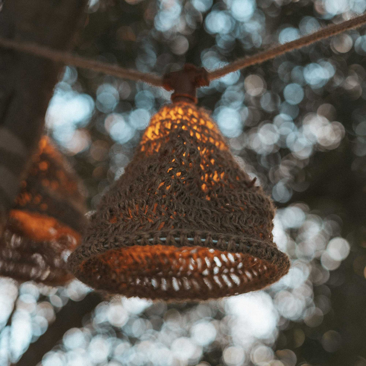 Macro sur la maille tricotée de l'abat-jour rétroéclairé, arrière-plan flou en bokeh