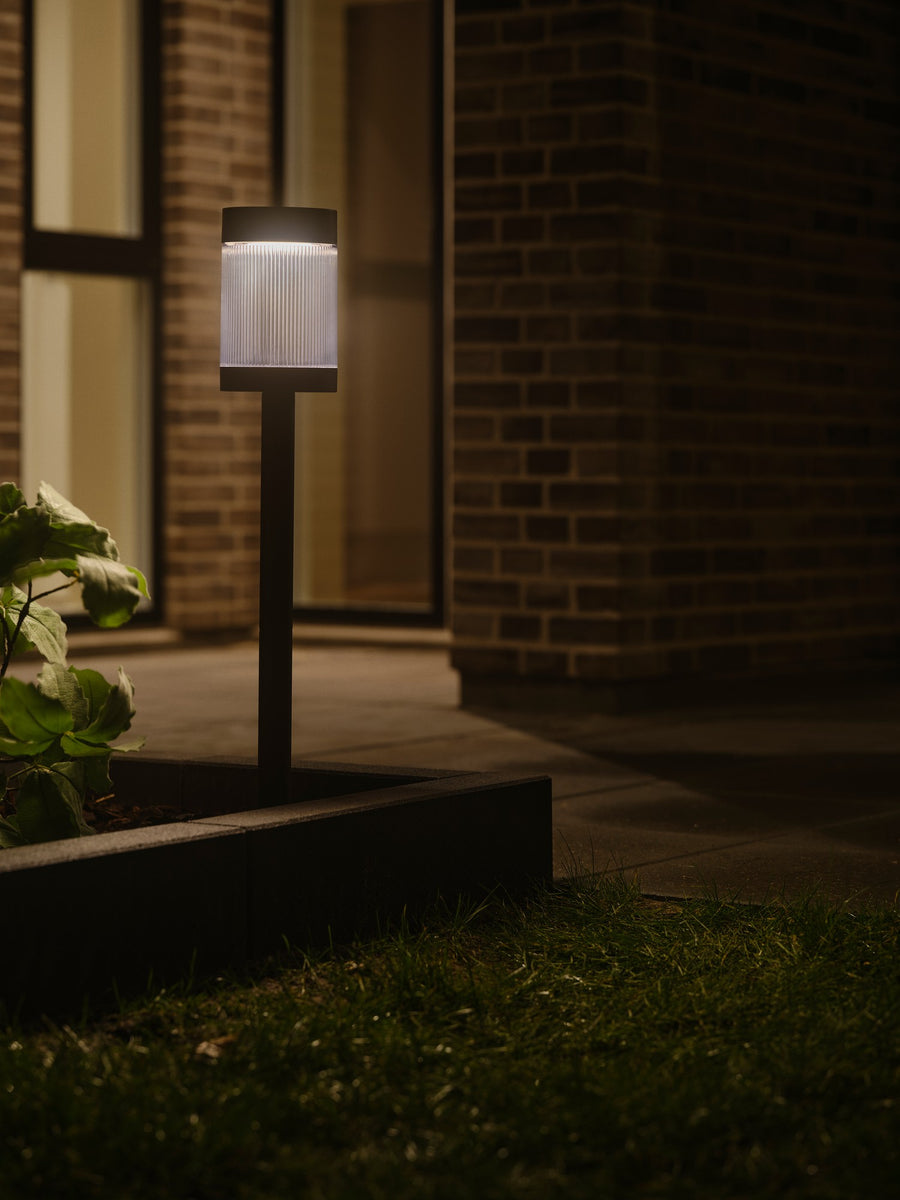 Borne extérieure LED Coupar solaire noire, IP44