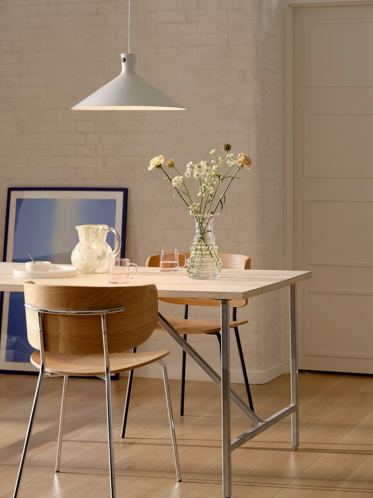 Mise en ambiance au-dessus d'une table en bois dans une salle à manger.