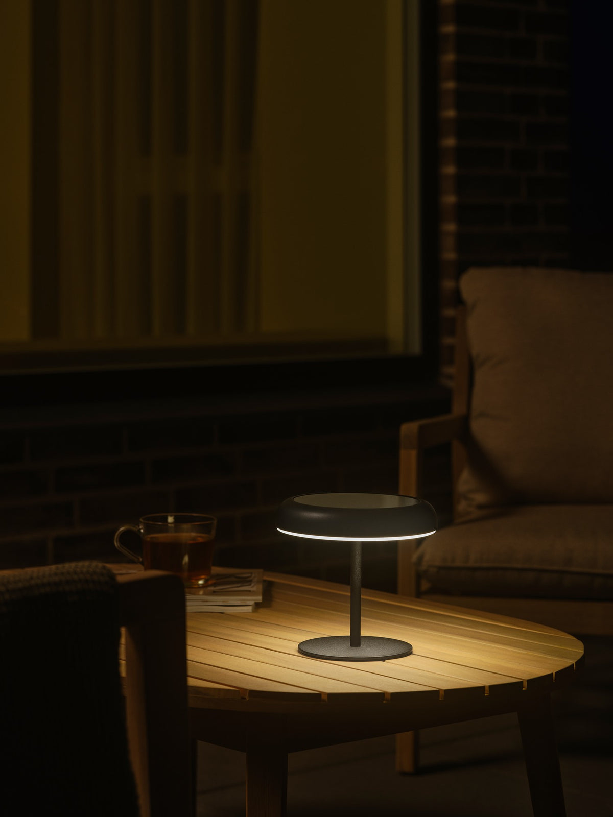 Mise en ambiance nocturne sur une table basse en bois près d'une tasse
