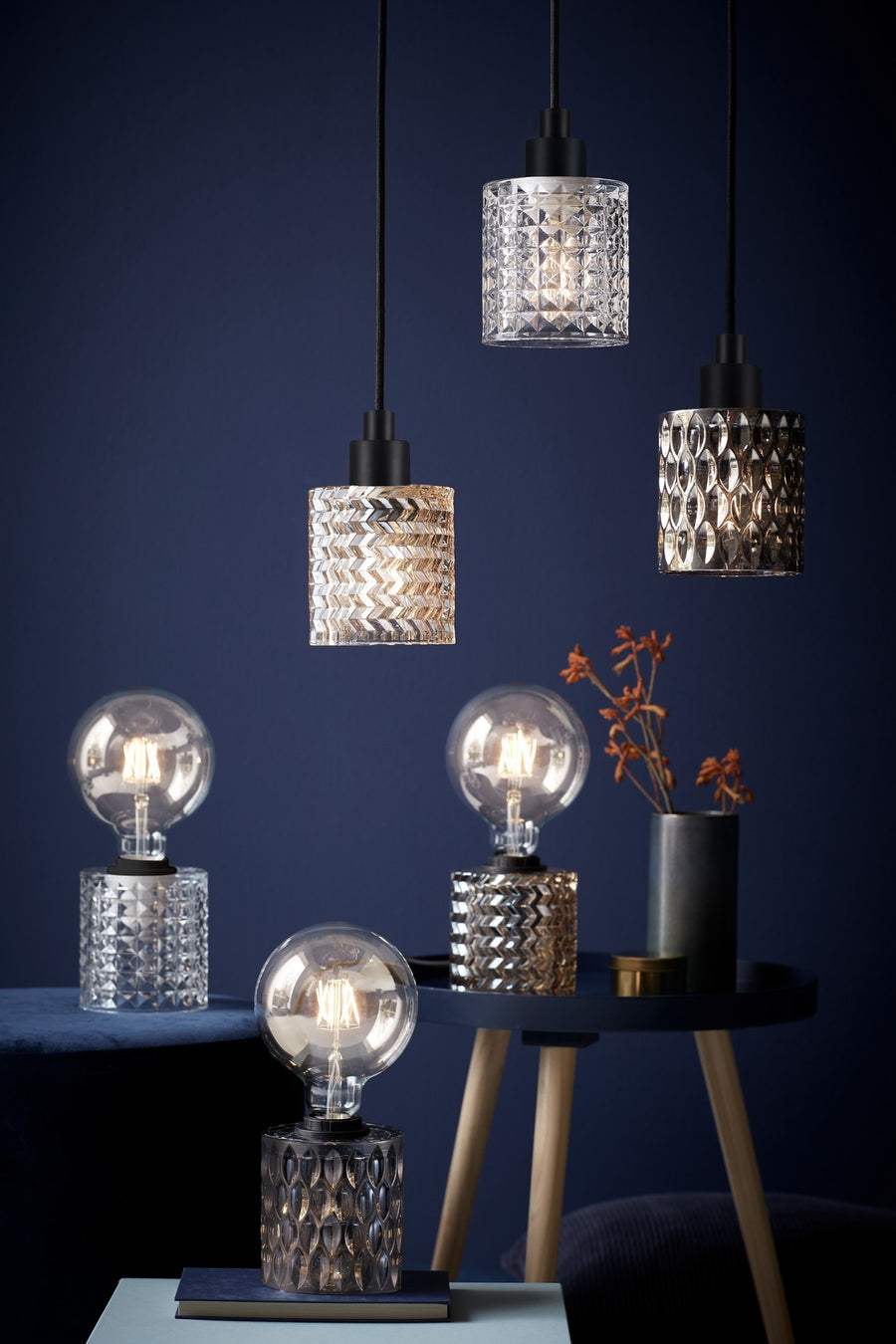Vue de la collection complète avec différents verres, suspensions et lampes à poser