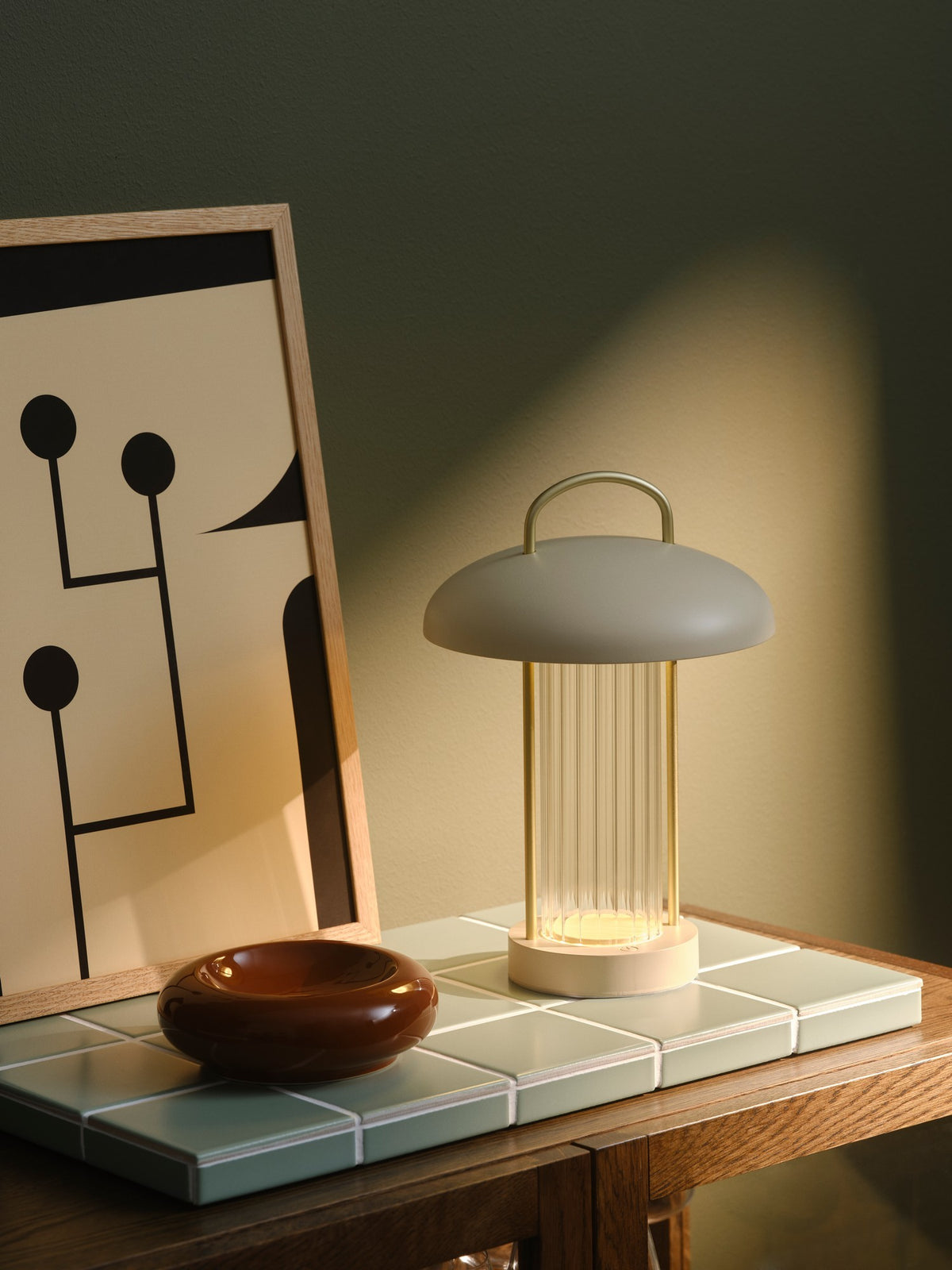 Mise en ambiance sur une table en bois, près d'un cadre graphique et d'un bol