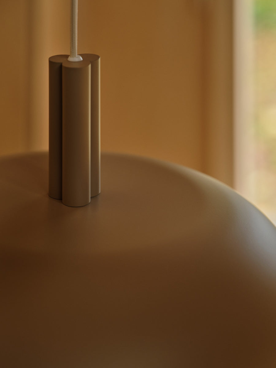 Détail du raccord cylindrique entre le câble et le sommet de l'abat-jour.