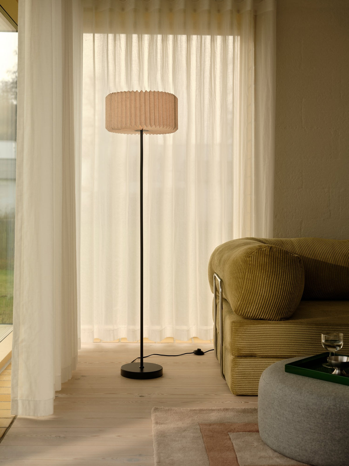 Lampadaire Vivienne noir, tissu