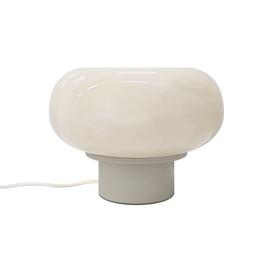 Lampe éteinte vue de face, verre opalin beige clair, fond blanc neutre