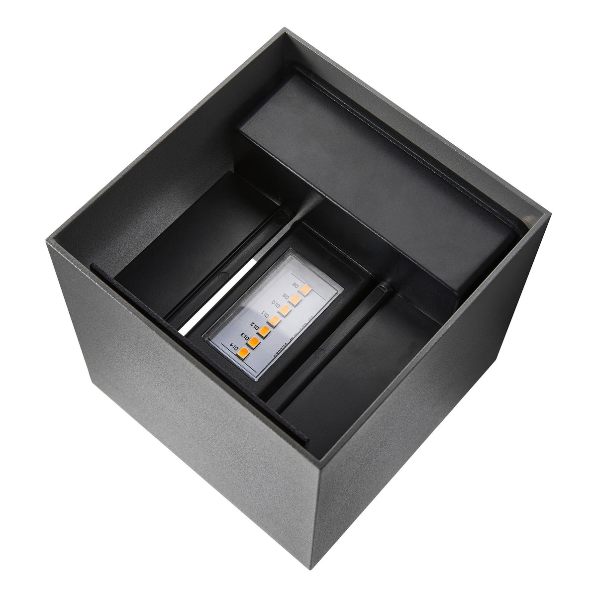 Détail rapproché du module LED strié et de son boîtier noir interne