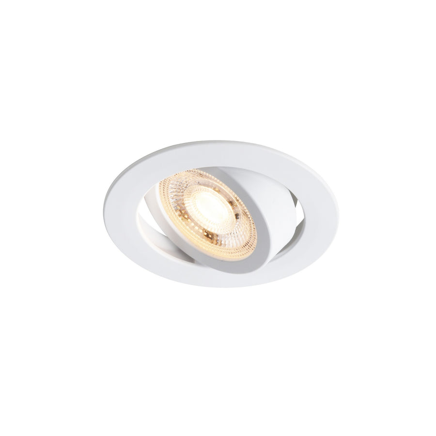 Spot encastrable orientable incliné dans son support blanc, ampoule LED allumée.