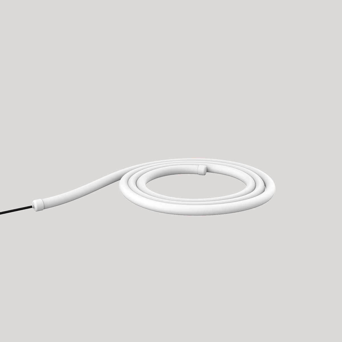 Tube souple blanc enroulé en spirale, câble noir et connecteur visibles sur fond neutre.
