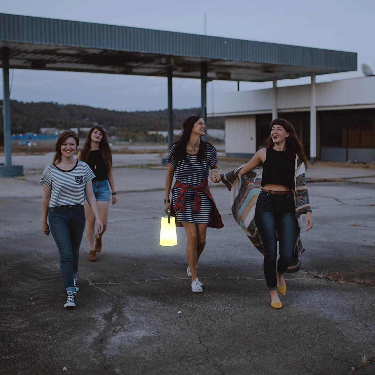Mise en ambiance nocturne, jeunes filles marchant avec la lampe portative allumée