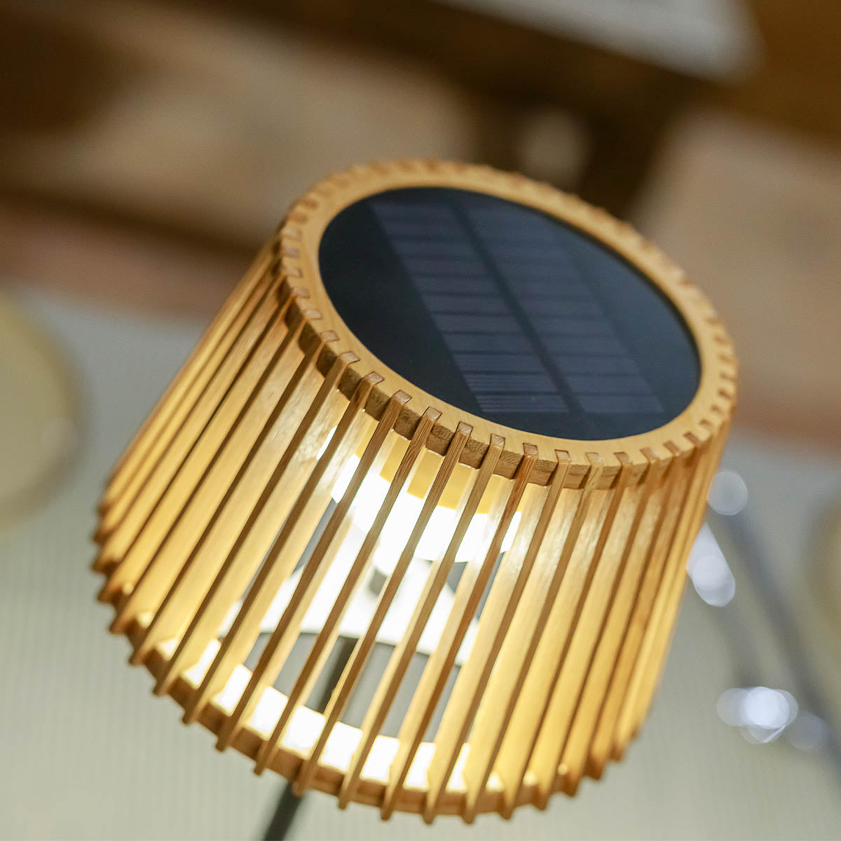 Vue plongeante sur l'abat-jour, lamelles de bambou et cellule solaire