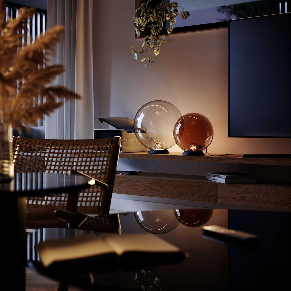 Vue d'ensemble dans un intérieur sombre, chaises cannées et reflets sur le meuble