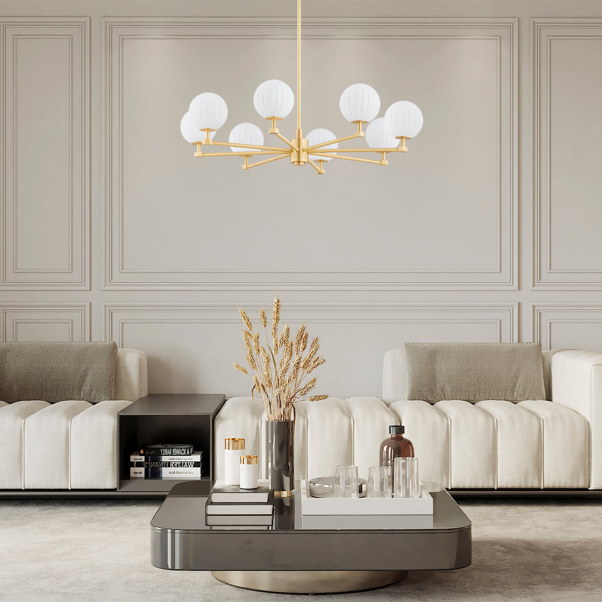 Mise en ambiance dans un salon beige, lustre suspendu au-dessus d'une table basse.