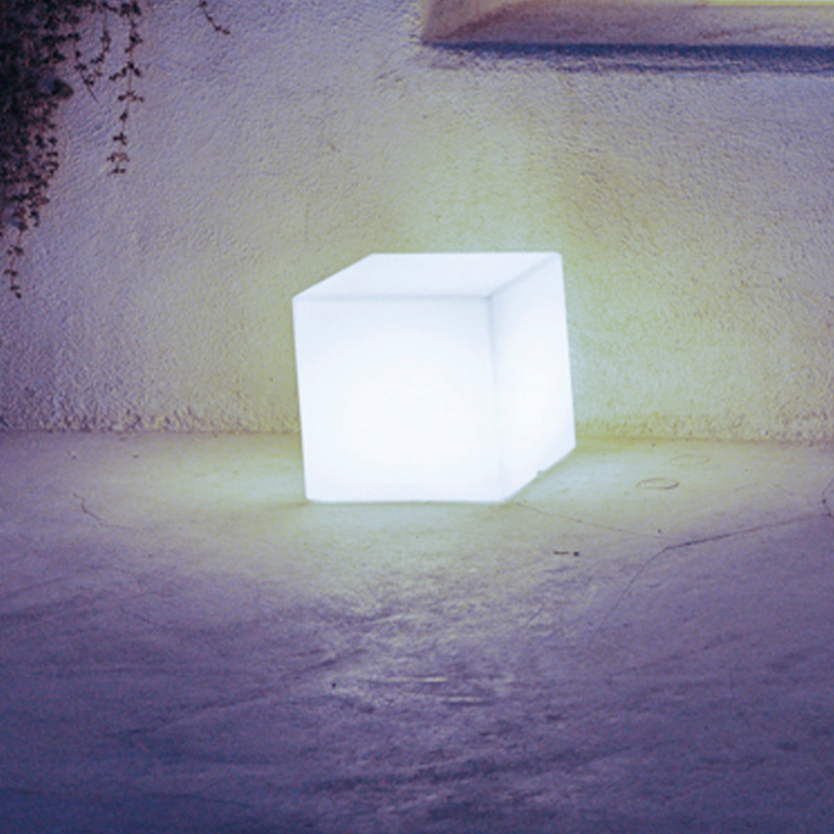 Vue de face du cube lumineux sur dalle béton, éclairage blanc froide nocturne
