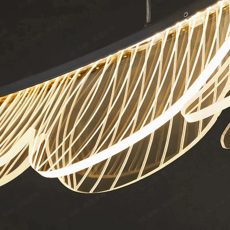 Détail de la frange lumineuse et de la bande LED intégrée sous le profil courbe.