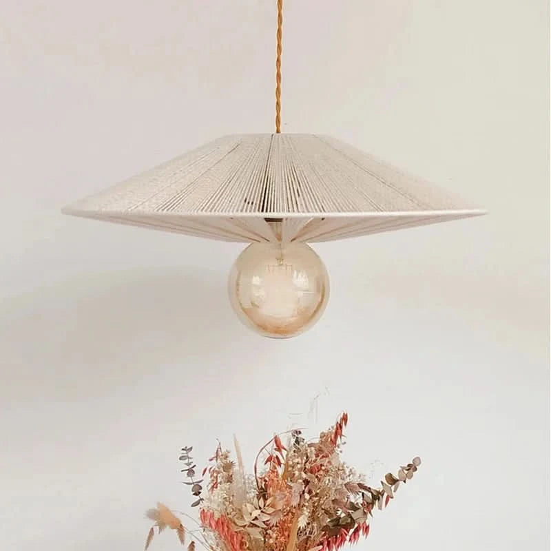 Variante claire avec ampoule globe apparente sous un abat-jour large et plat