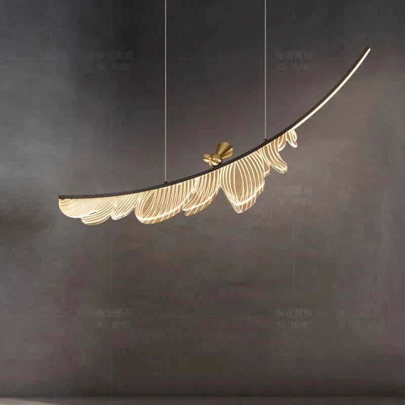 Vue rapprochée d'une suspension courbe avec franges lumineuses et détail doré.
