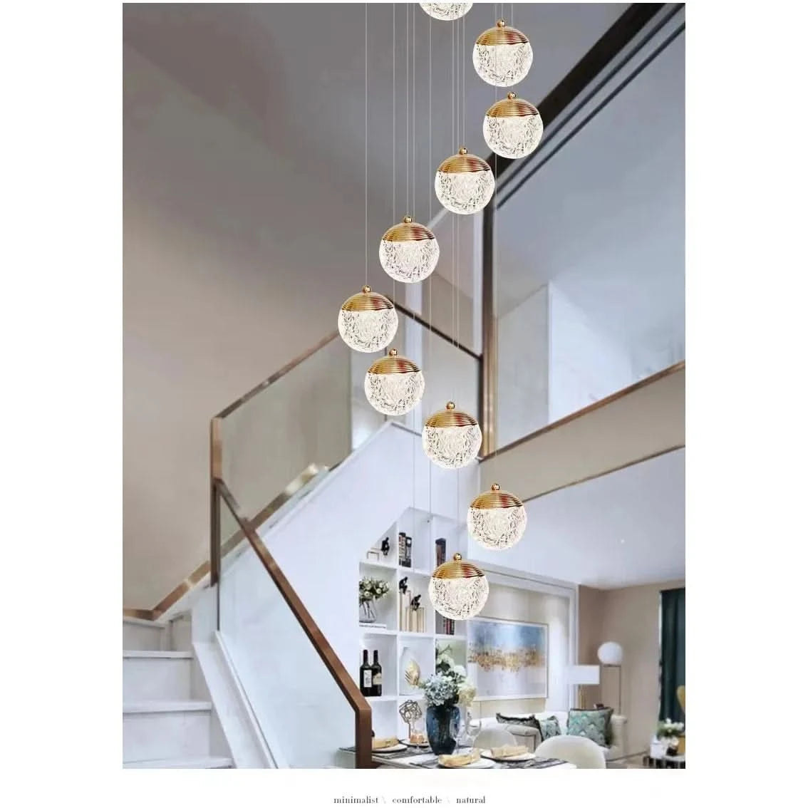 Grappe de suspensions boules en verre suspendues en hauteur dans une cage d'escalier.