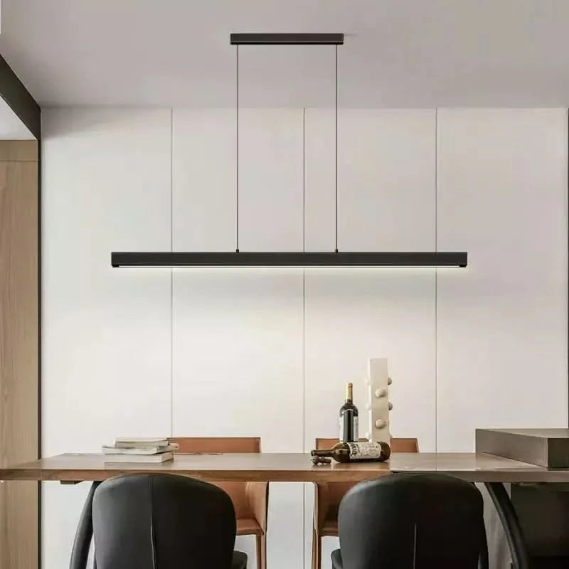 Suspension noire fine suspendue au-dessus d'une table en bois, vue de face, décoration.